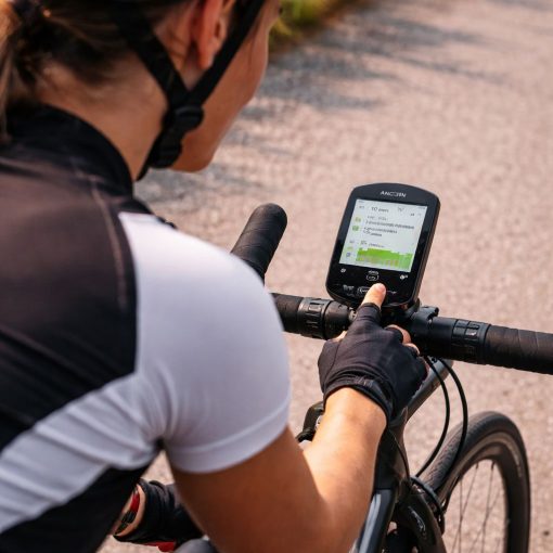 Vrouw volgt trainingsbegeleiding via garmin